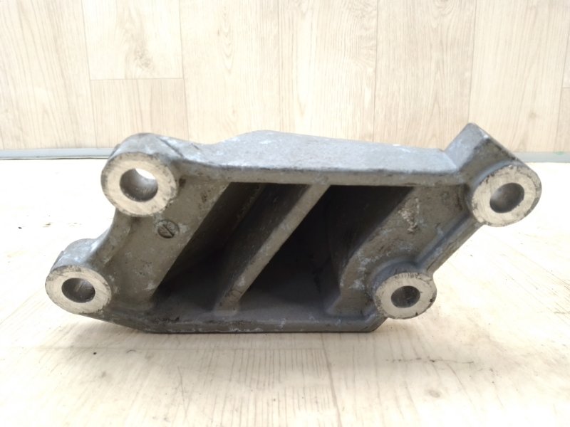 Кронштейн двигателя левый LEAF 10-17