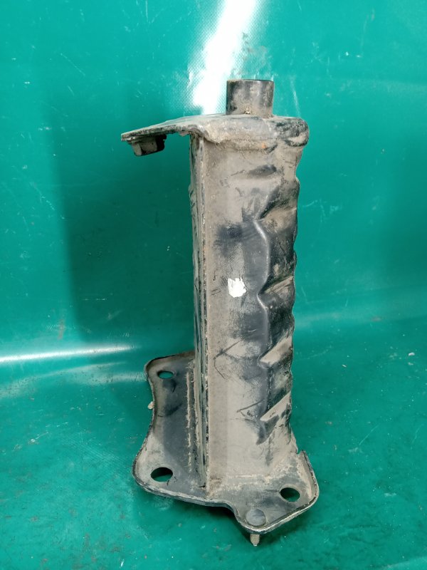 Кронштейн усилителя переднего бампера левый GS350 GS300 05-11