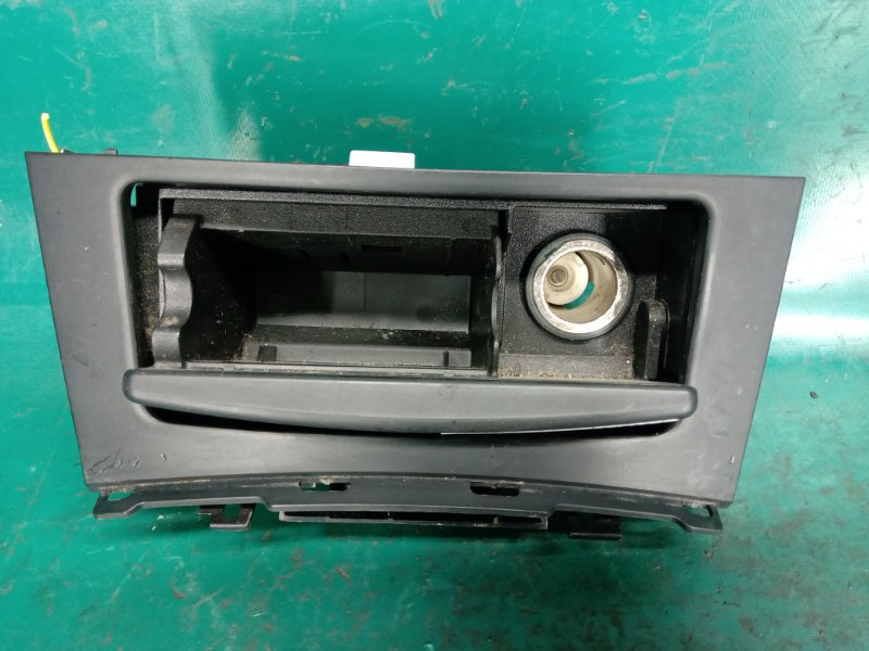 Пепельница FX/QX70 S51 08-17 2009 S51 3.5 VQ35HR Пепельница FX/QX70 S51 08-17 2009 S51 3.5 VQ35HR