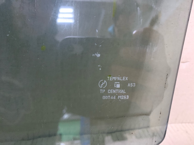 Стекло двери заднее правое FX S50 03-08 2004 3.5 VQ35DE Стекло двери заднее правое FX S50 03-08 2004 3.5 VQ35DE