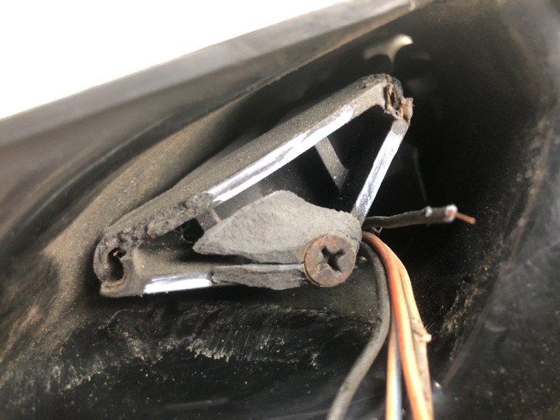 Зеркало левое 300 04-10