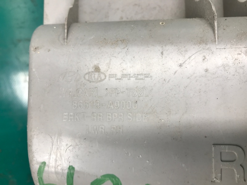 Кронштейн заднего бампера правый SEDONA 14-18 16 YP 3.3 G6DM