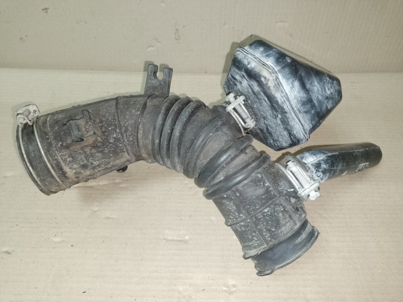 Запчасть патрубок воздушного фильтра TOYOTA CAMRY 30 02-06 17881-AB010 Б/У Патрубок воздушного фильтра TOYOTA CAMRY 30 02-06 17881-AB010 Б/У