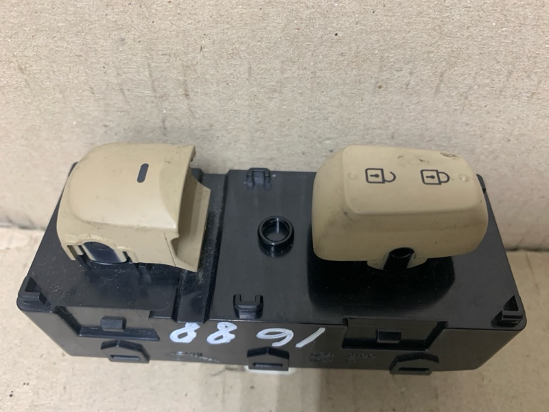 Кнопка стеклоподъемника передняя правая ELANTRA MD 10-15 2013 1.8 G4NB