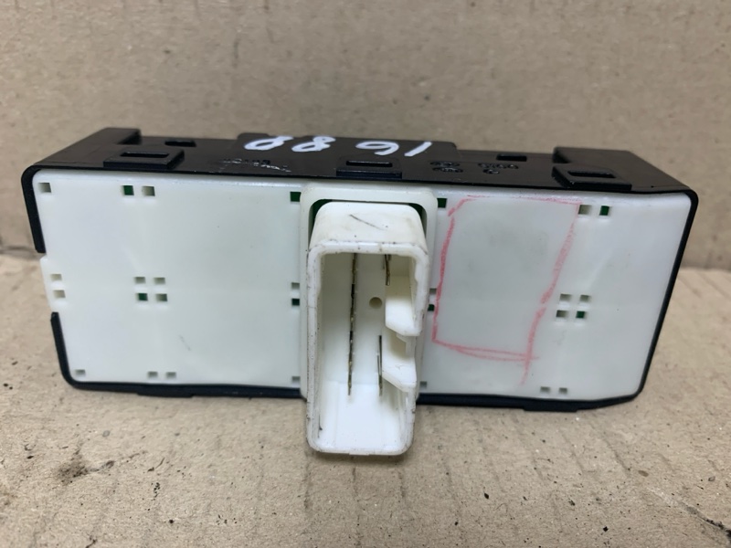 Кнопка стеклоподъемника передняя правая ELANTRA MD 10-15 2013 1.8 G4NB