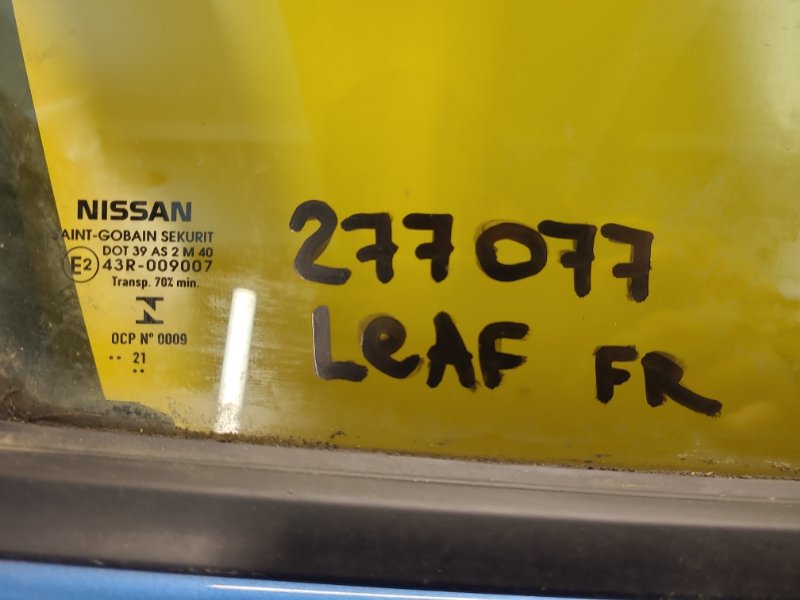 Стекло двери переднее правое LEAF 18-