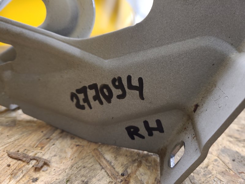 Петля капота правая LEAF 18-