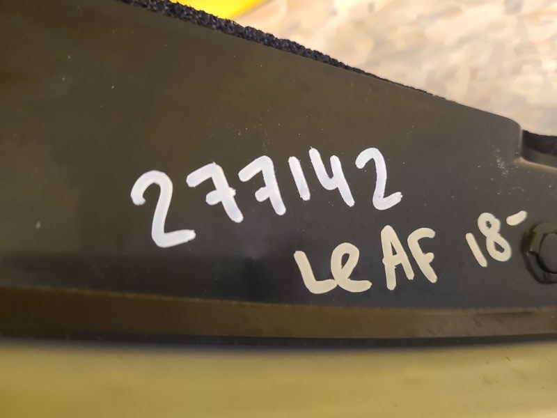 Пыльник крыла передний левый LEAF 18-