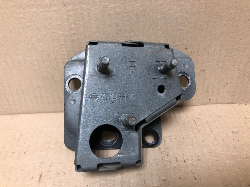 Кронштейн усилителя заднего бампера задний правый INFINITI M35/M45 04-10 2004 3.5 VQ35DE 85210-EH100 Б/У