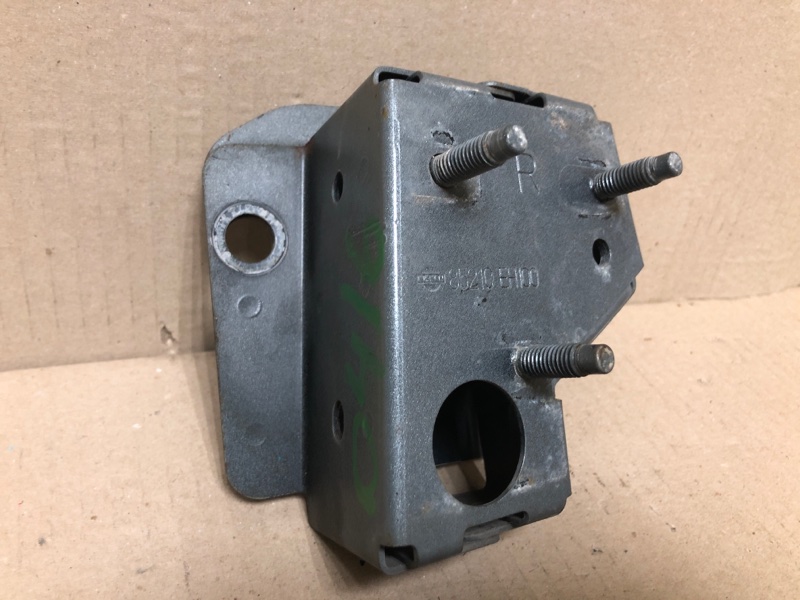 Кронштейн усилителя заднего бампера задний правый M35/M45 04-10 2004 3.5 VQ35DE