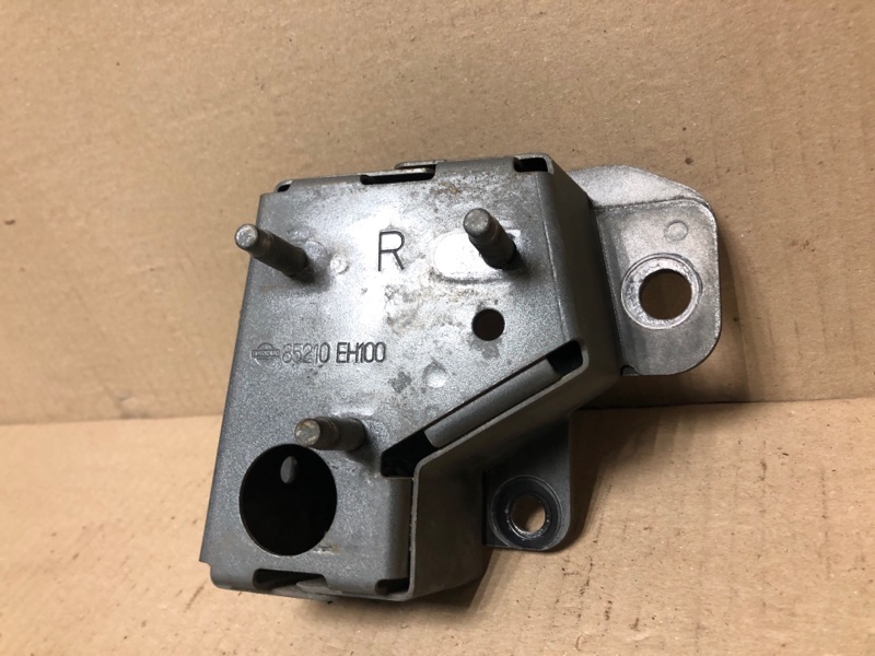 Кронштейн усилителя заднего бампера задний правый INFINITI M35/M45 04-10 3.5 VQ35DE