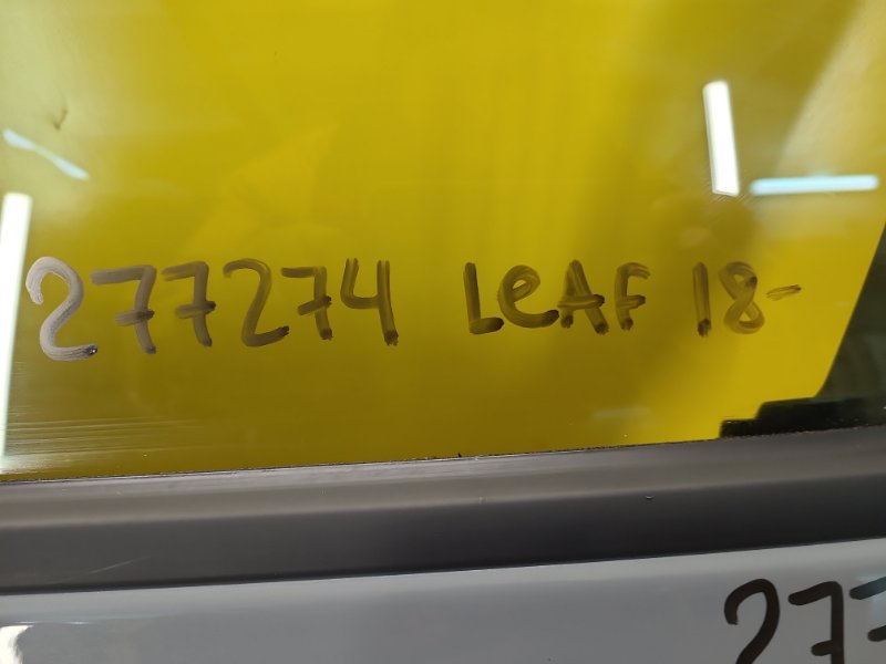 Стекло двери переднее левое LEAF 18-