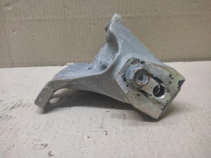 Крепление балки подвески переднее правое TLX 17-20 2019 2.4L Крепление балки подвески переднее правое TLX 17-20 2019 2.4L