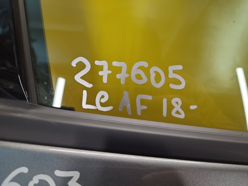 Стекло двери переднее правое LEAF 18-