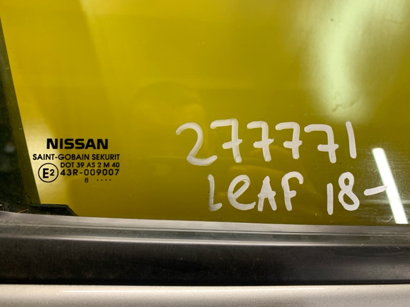 Стекло двери переднее правое LEAF 18-