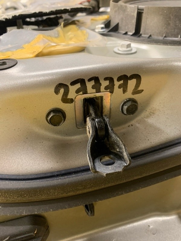 Ограничитель двери передний правый NISSAN LEAF 18- 80430-3NF0A Б/У