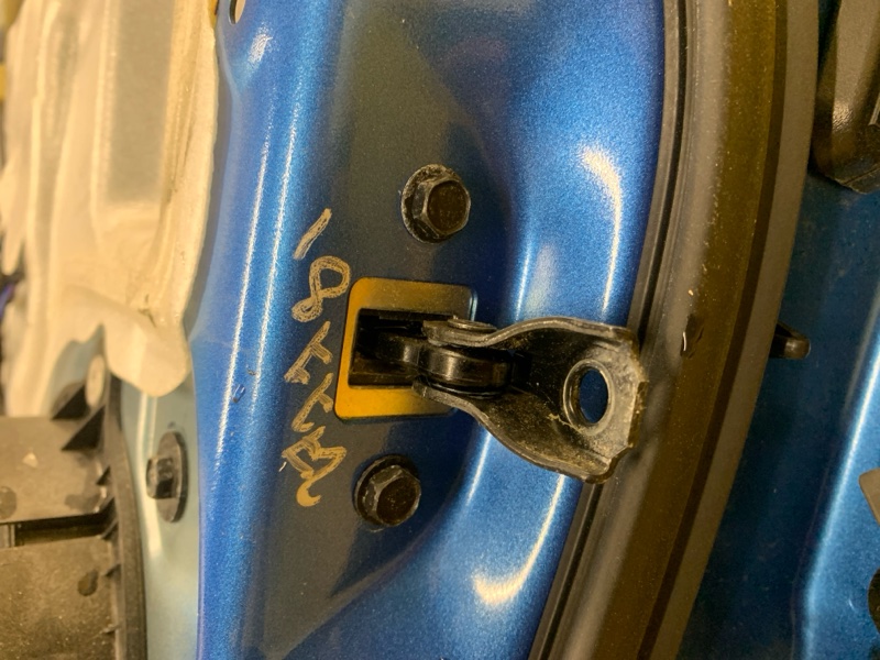 Ограничитель двери передний левый NISSAN LEAF 18- 80430-3NF0A Б/У