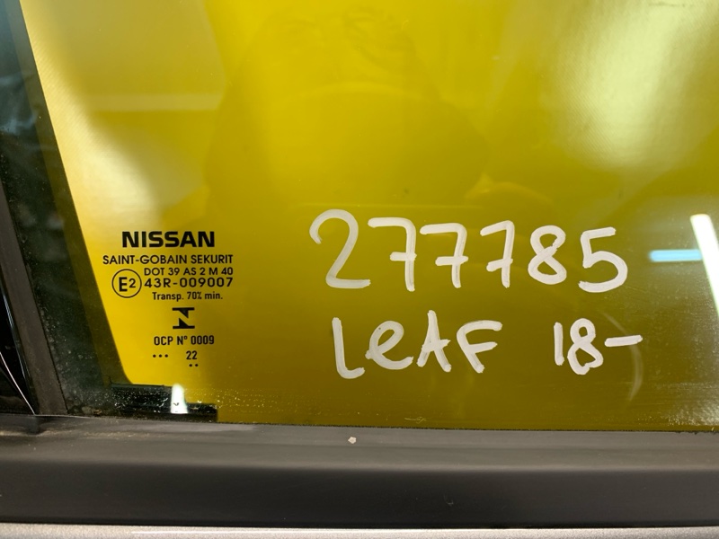 Стекло двери переднее правое LEAF 18-