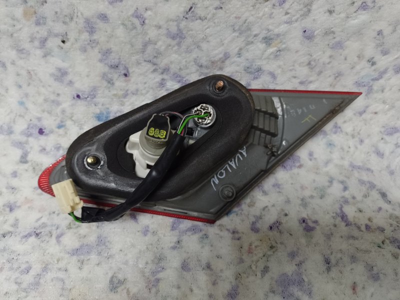 Фонарь внутренний задний левый AVALON 05-12