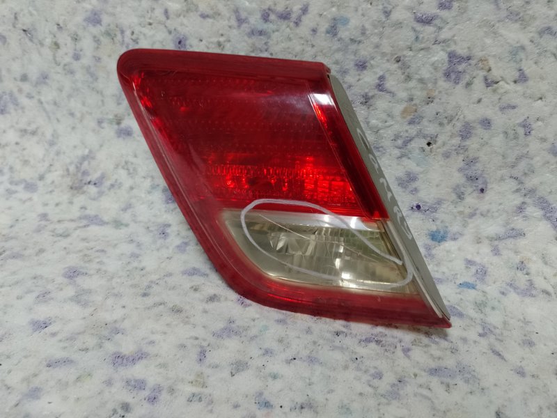 Фонарь внутренний задний левый TOYOTA CAMRY 40 06-11 81590-06120 Б/У