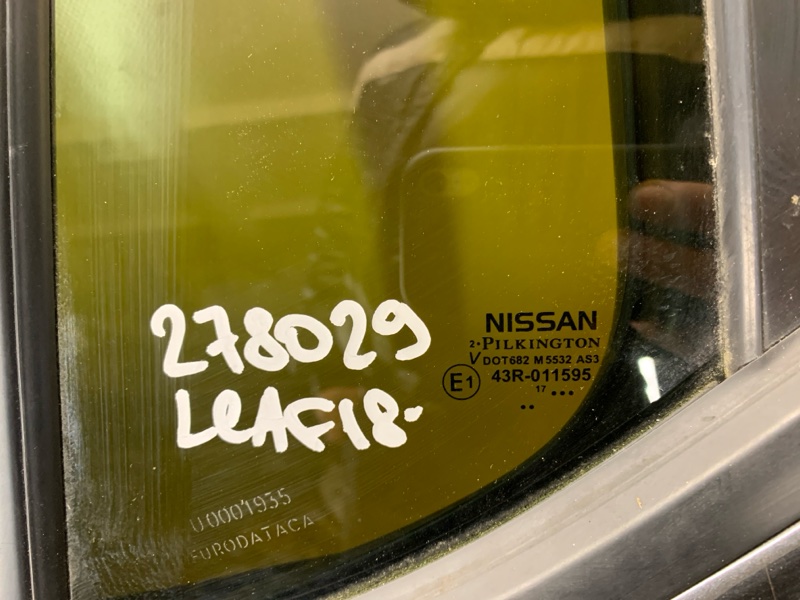 Стекло двери глухое заднее левое LEAF 18-