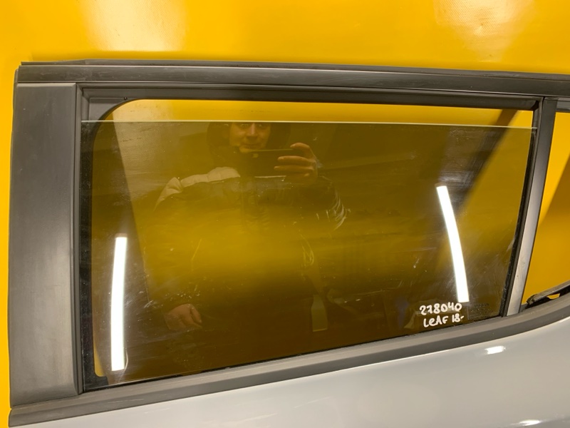 Стекло двери заднее левое LEAF 18-