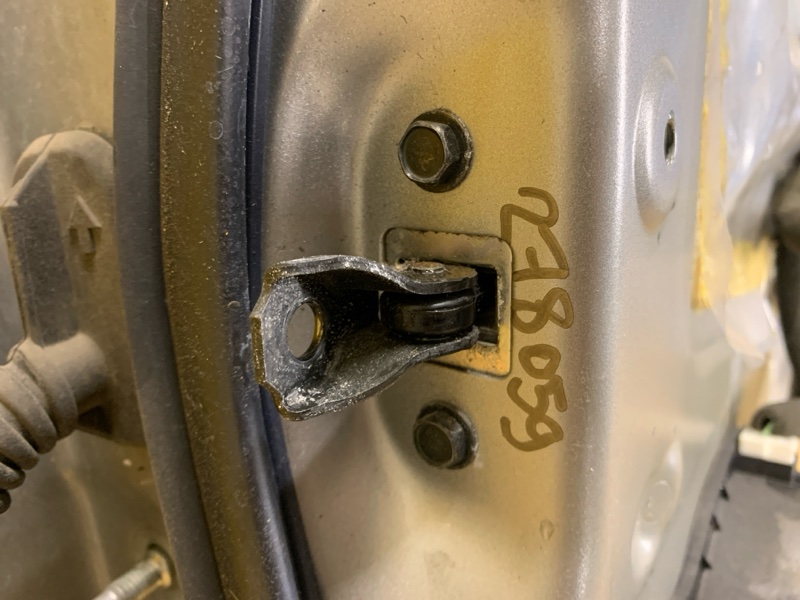 Ограничитель двери задний правый NISSAN LEAF 18- 82430-3NF0A Б/У