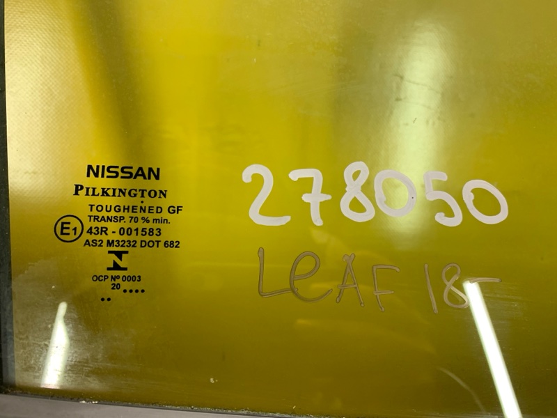 Стекло двери заднее правое LEAF 18-