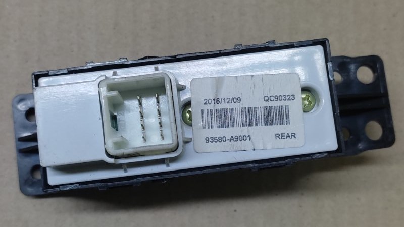 Кнопка стеклоподъемника задняя правая KIA SEDONA 14-18 YP 3.3 G6DM Кнопка стеклоподъемника задняя правая KIA SEDONA 14-18 YP 3.3 G6DM