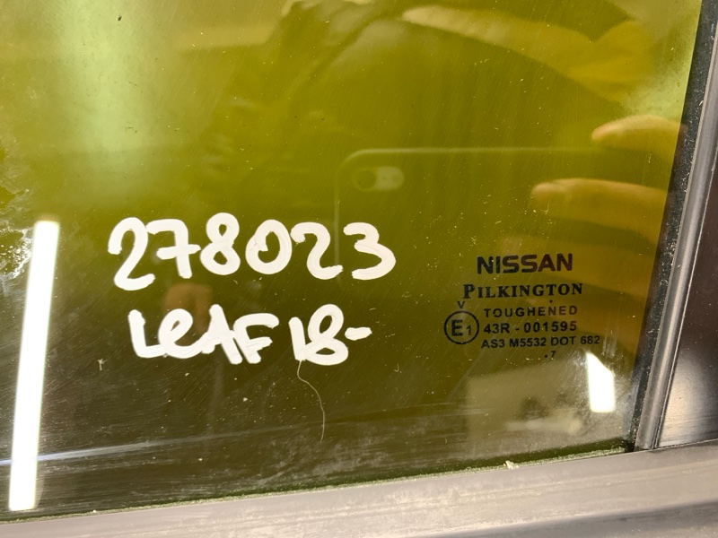Стекло двери заднее левое LEAF 18-