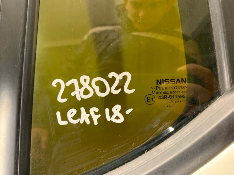 Стекло двери глухое заднее левое LEAF 18-