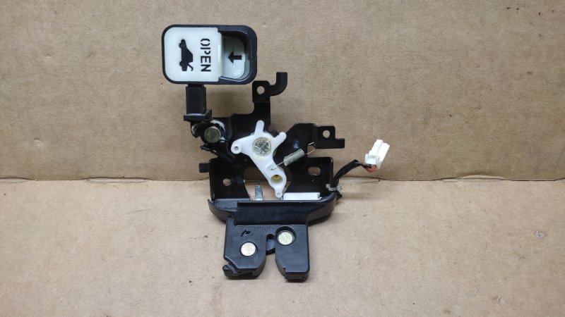 Замок крышки багажника MAZDA 3 BK 03-08 2005 SEDAN 2.3 BN8P-56-820A Б/У