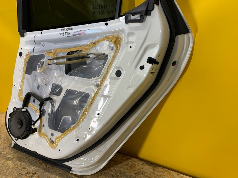 Дверь задняя правая LEAF 18-