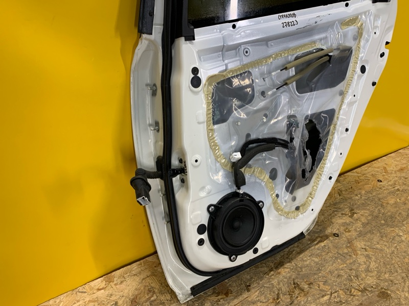 Дверь задняя правая LEAF 18-