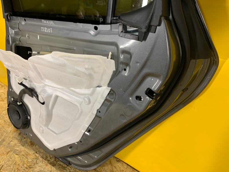 Дверь задняя правая LEAF 18-