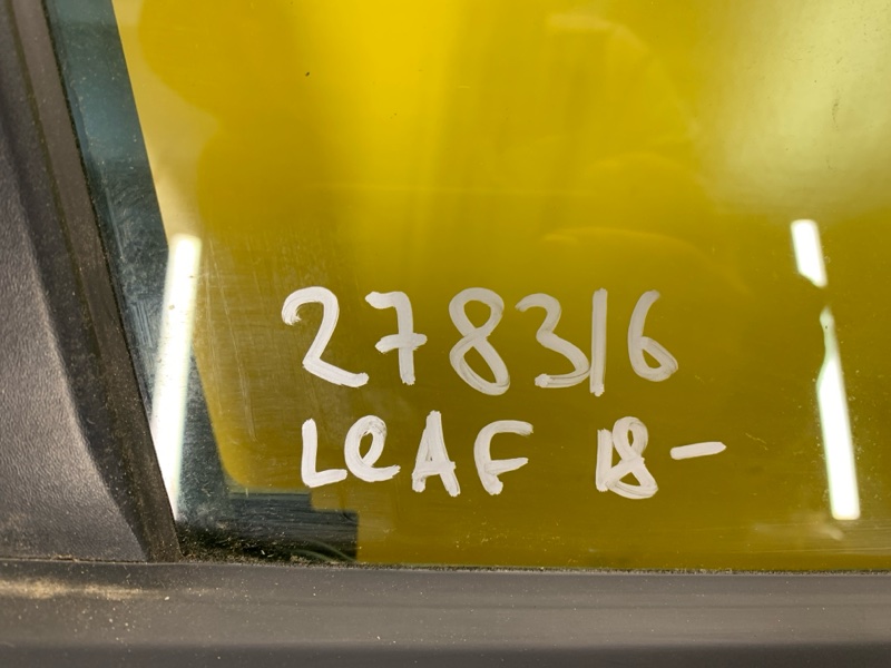 Стекло двери переднее правое LEAF 18-