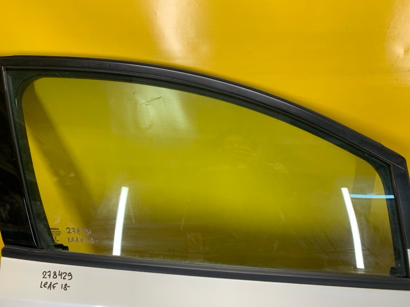 Стекло двери переднее правое LEAF 18-