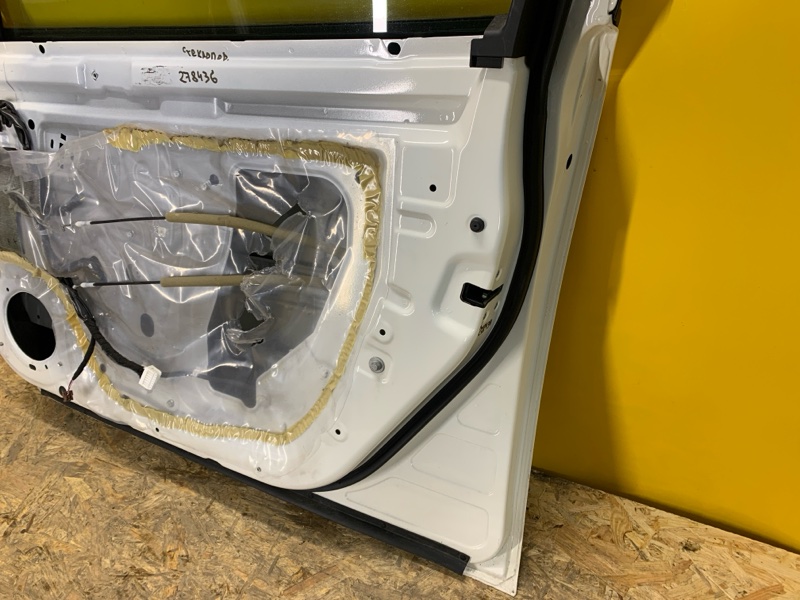 Дверь передняя правая LEAF 18-