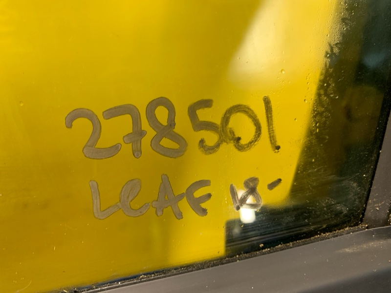 Стекло двери переднее левое LEAF 18-