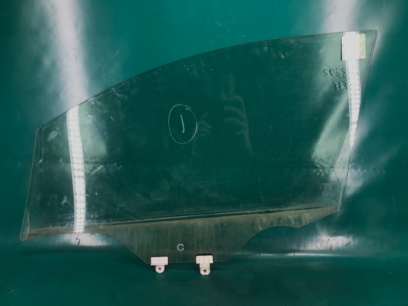 Стекло двери переднее правое LEAF 10-17