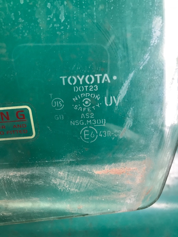 Стекло двери переднее левое COROLLA 150 06-13