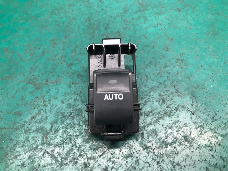 Кнопка стеклоподъемника передняя правая TOYOTA PRIUS - 30 09-17 84810-33120 Б/У