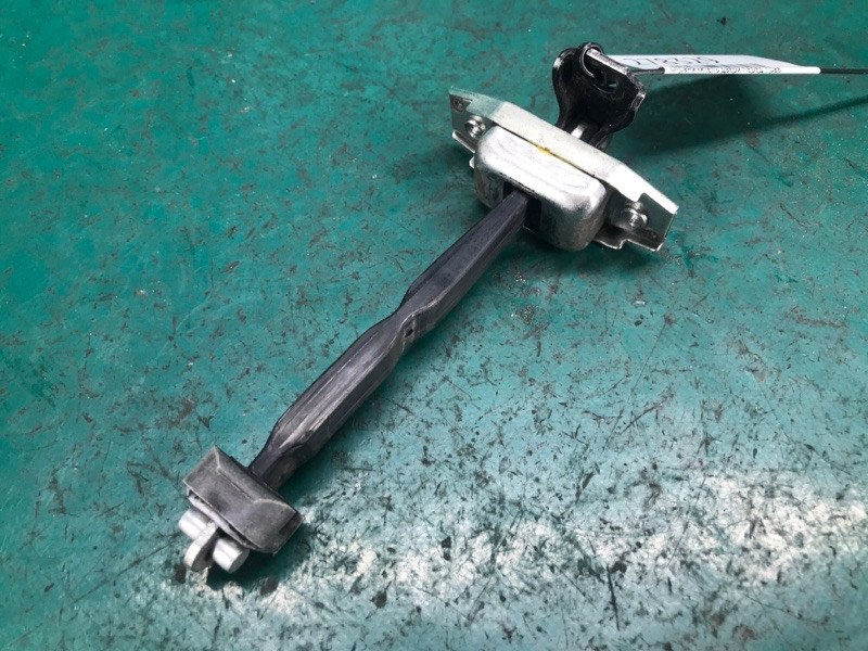 Запчасть ограничитель двери передний правый TOYOTA PRIUS - 30 09-17 68610-47021 Б/У Ограничитель двери передний правый TOYOTA PRIUS - 30 09-17 68610-47021 Б/У