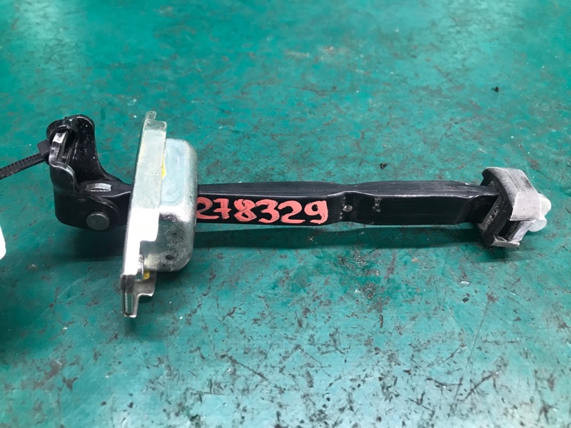 Ограничитель двери передний правый TOYOTA PRIUS - 30 09-17 Ограничитель двери передний правый TOYOTA PRIUS - 30 09-17