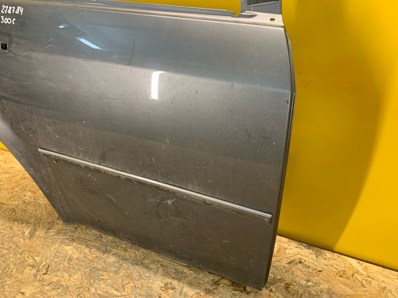 Дверь передняя правая 300 04-10