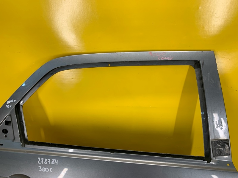 Дверь передняя правая 300 04-10