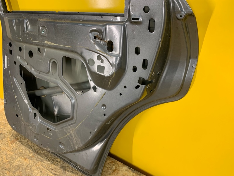 Дверь передняя правая 300 04-10