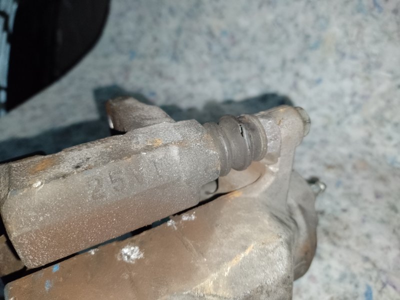 Суппорт тормозной передний правый TOYOTA PRIUS - 30 09-17