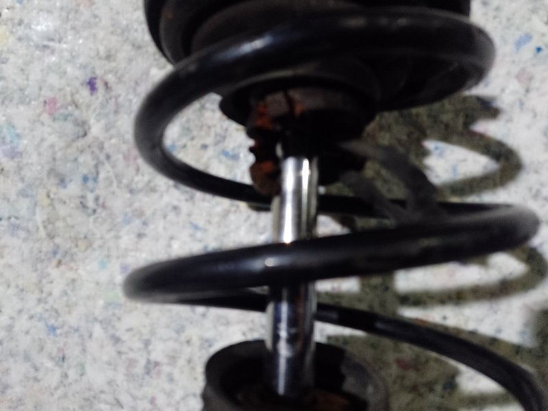 Амортизатор передний правый TOYOTA PRIUS - 30 09-17 Амортизатор передний правый TOYOTA PRIUS - 30 09-17