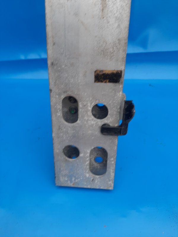 Усилитель переднего бампера передний TOYOTA PRIUS - 30 09-17 Усилитель переднего бампера передний TOYOTA PRIUS - 30 09-17